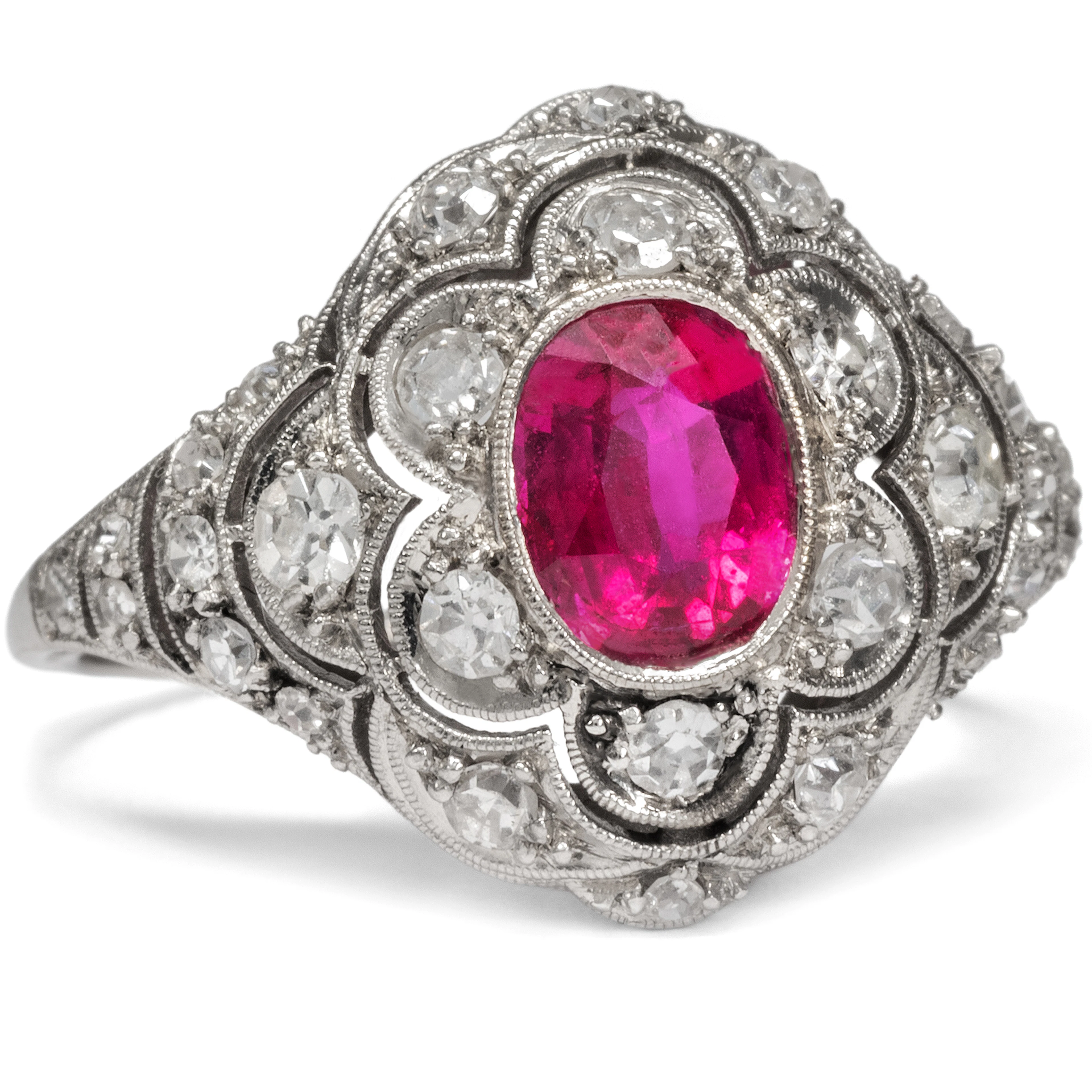 Antique Ruby Ring of the Art Déco With Diamonds in Platinum, Around 1920