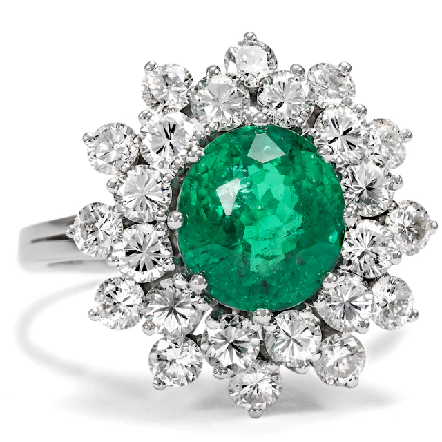 Luxurious Entourage Ring with Emerald & Diamonds, ca. 1970