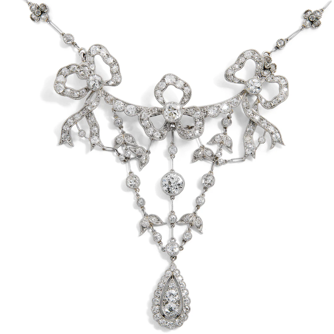 An Elegant Garland-Style Diamond Necklace in Platinum, c. 1905