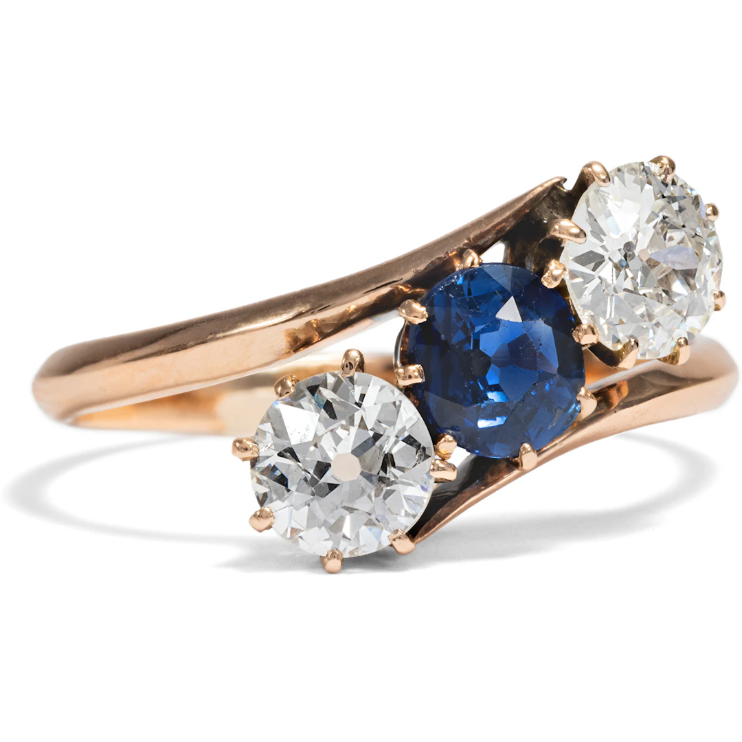 Sturmerprobte Liebe • Antiker „Trilogie“-Ring mit Saphir & Altschliff-Diamanten