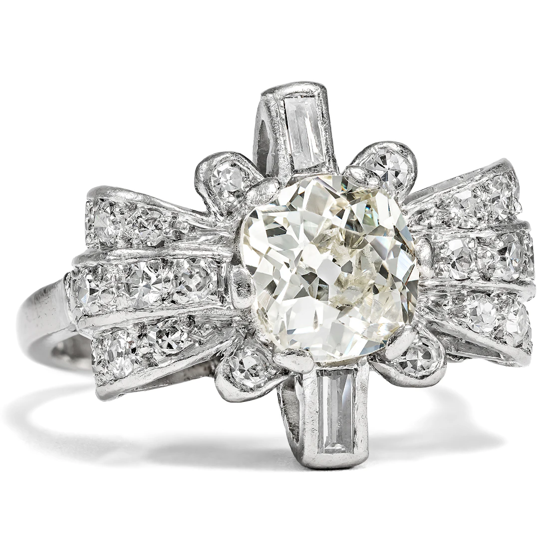 Glamorous Retro Style Ring with Diamonds in Platinum, British, c. 1940s