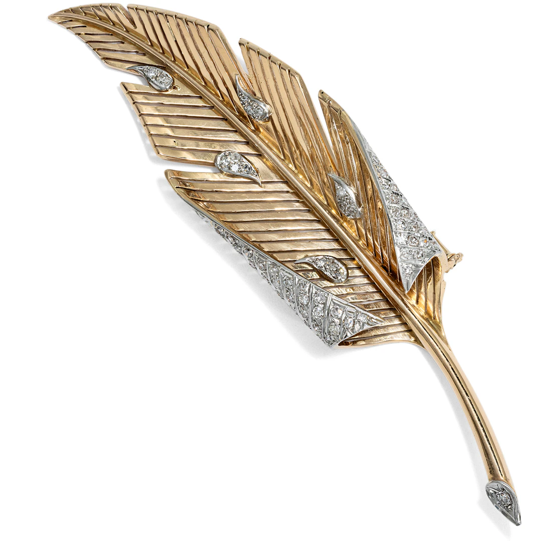 Glamorous brooch with diamonds in gold & platinum, circa 1950