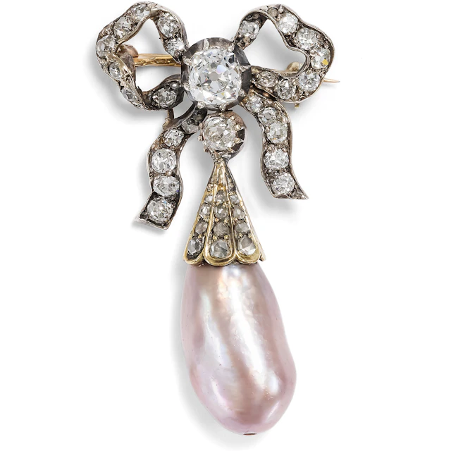 Exquisite Brooch with a Mauve-Coloured Natural Pearl and Diamonds