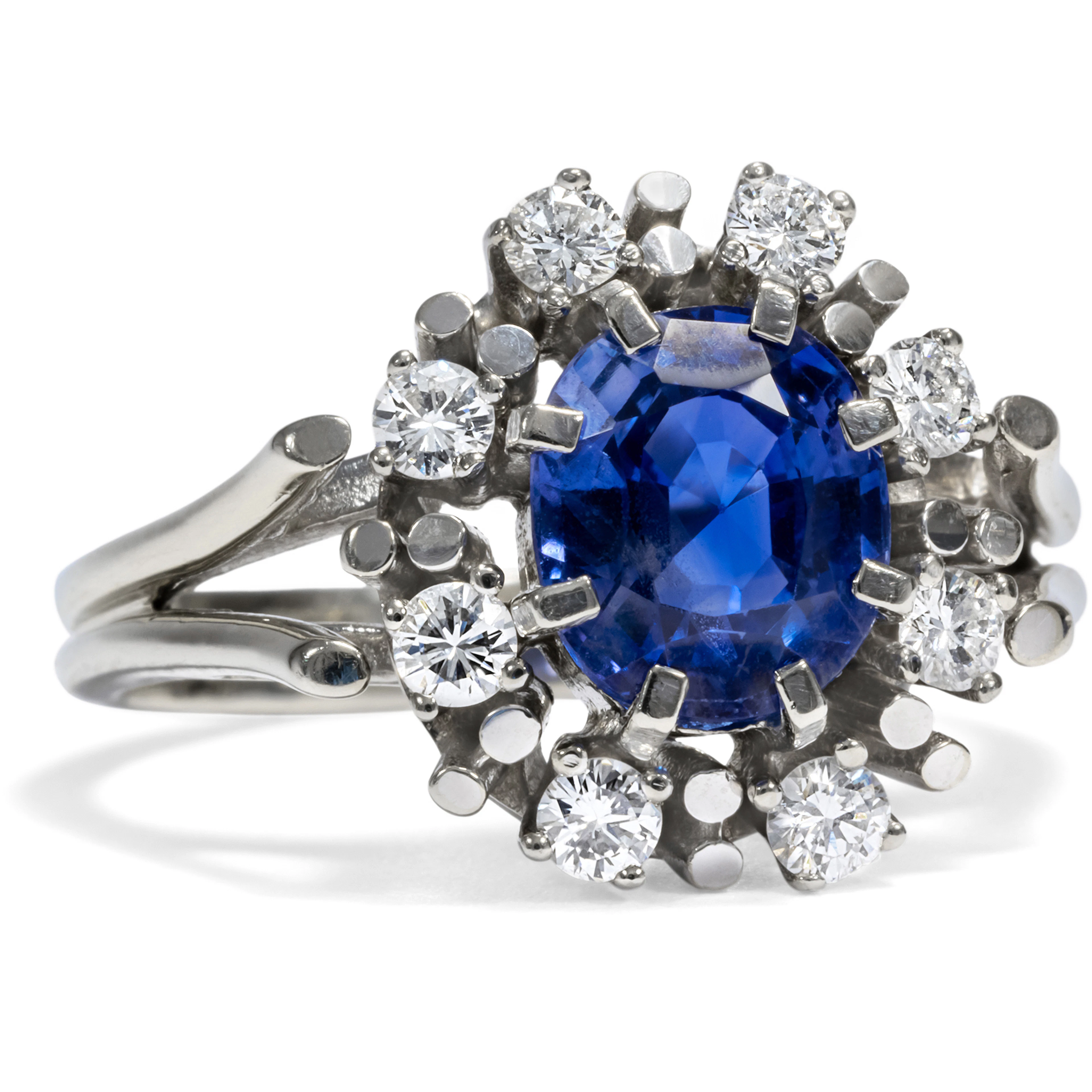 Luxurious Vintage Cluster Ring With Sapphire & Diamonds in White Gold, c. 1970