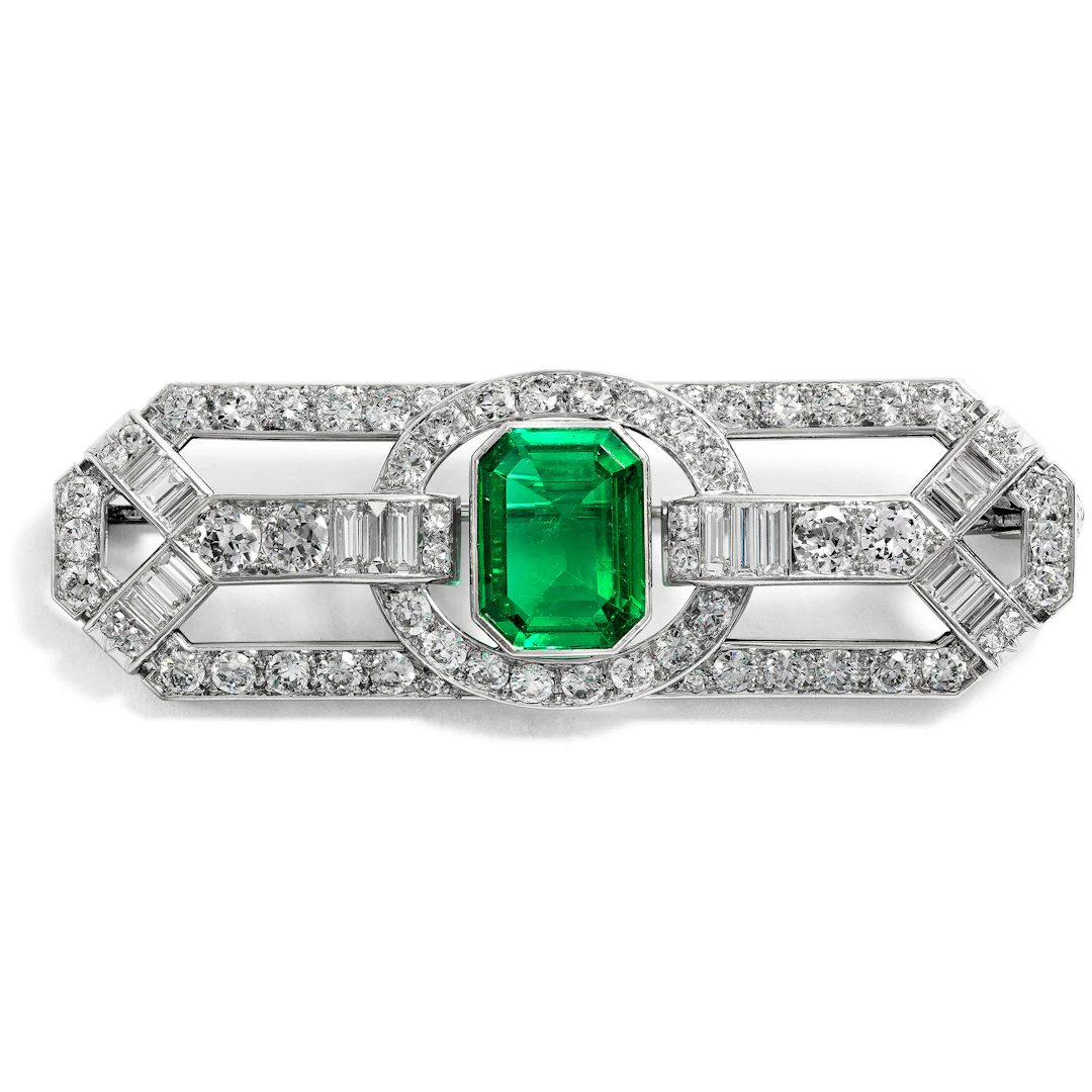 Luxurious Brooch with a Colombian Emerald & Diamonds in Platinum, c. 1930