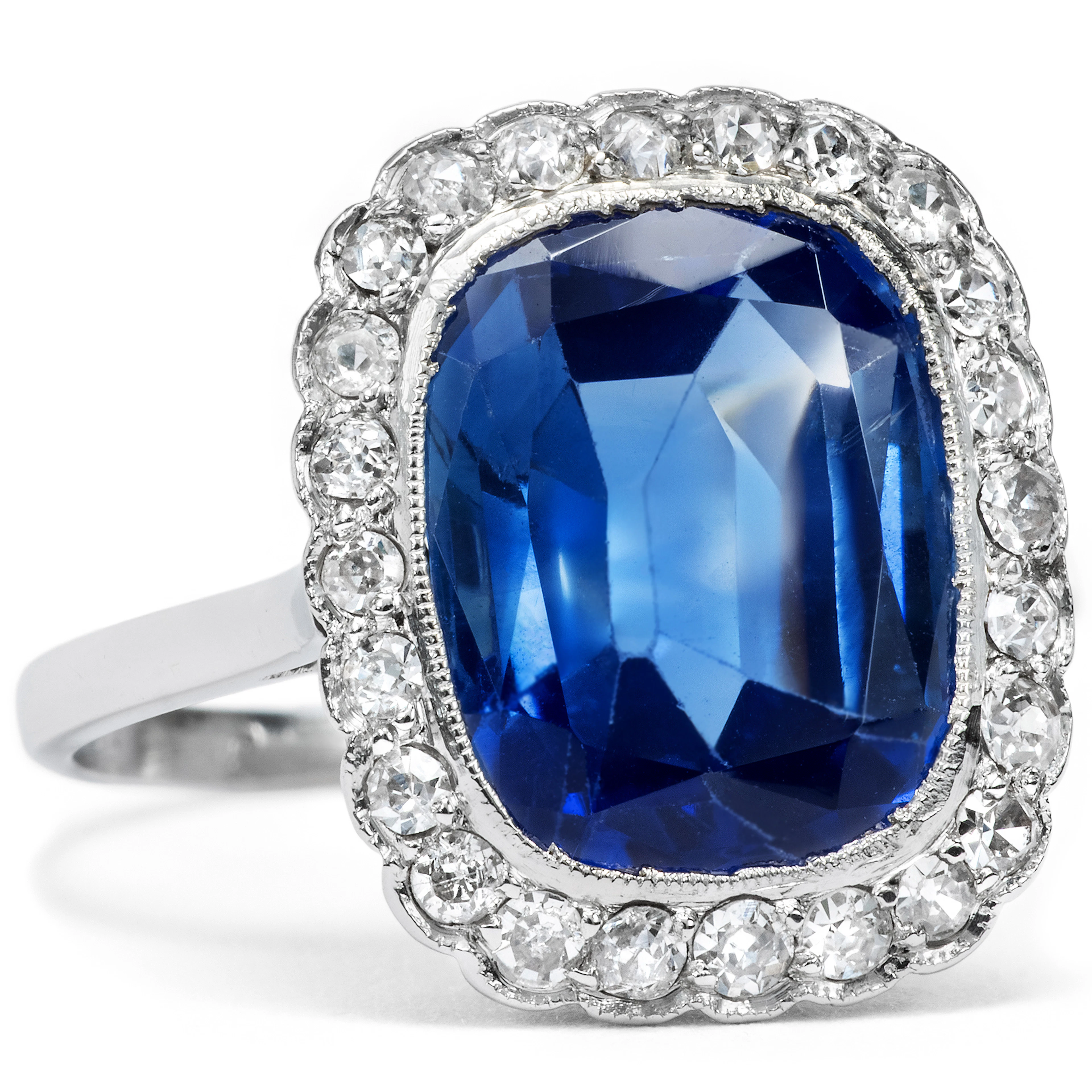Precious Ring with an Untreated Sapphire & Diamonds in Platinum, c. 1925