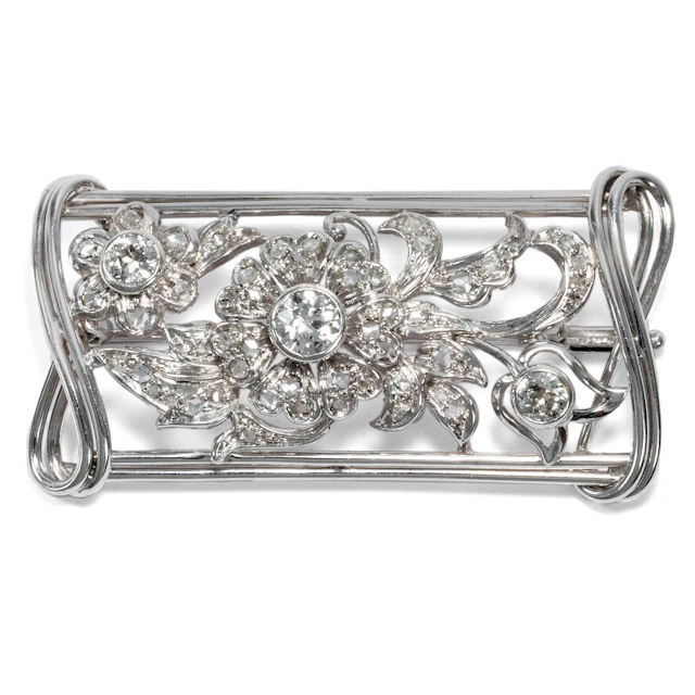 Elegant Art Deco brooch in white gold and diamonds, 1930s