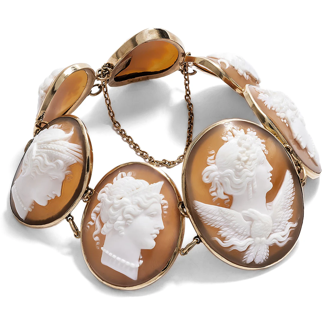 Victorian Bracelet With Seven Cameos in Gold, Circa 1860
