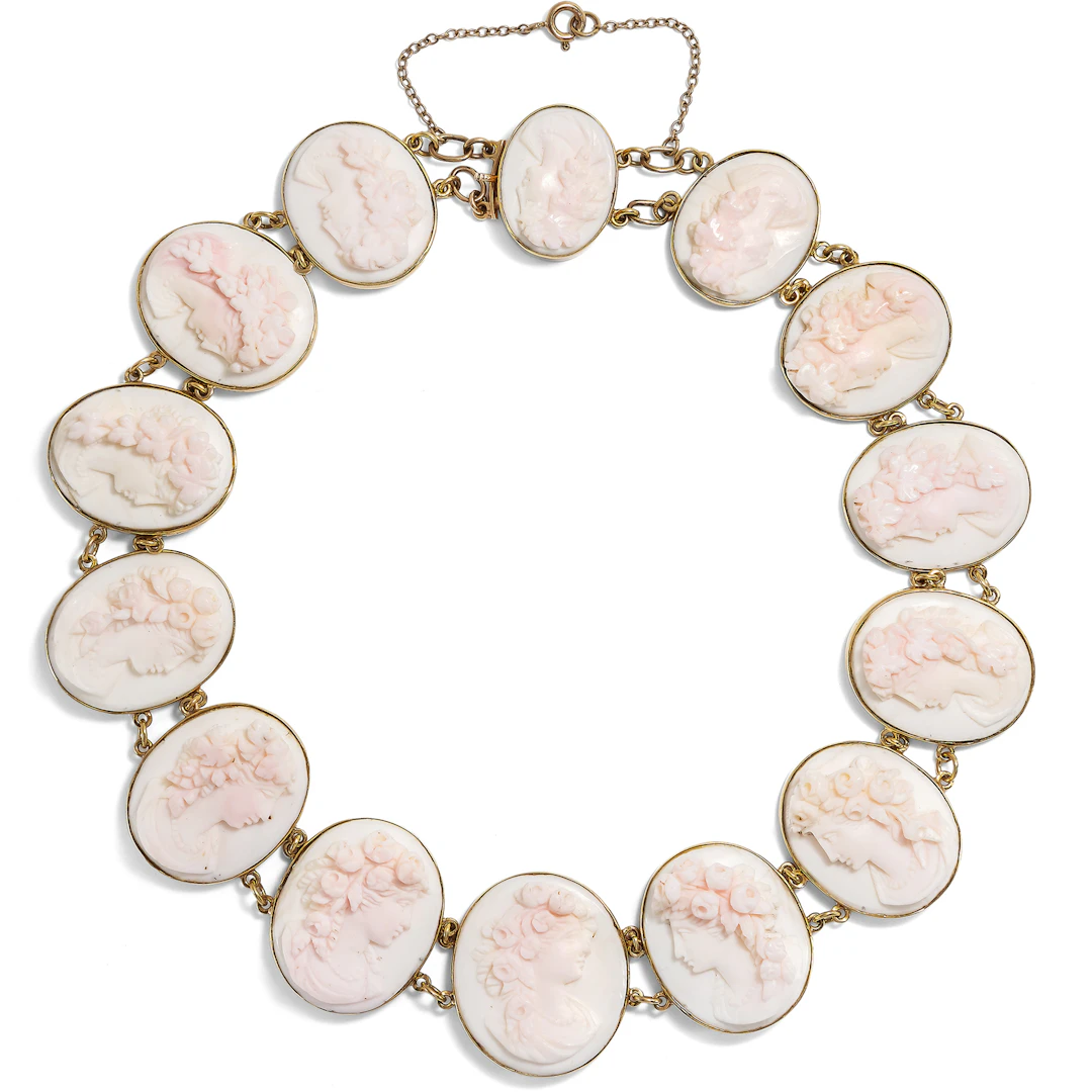 Rausch und Rosen • Antikes Collier mit rosafarbenen Conch-Gemmen in
