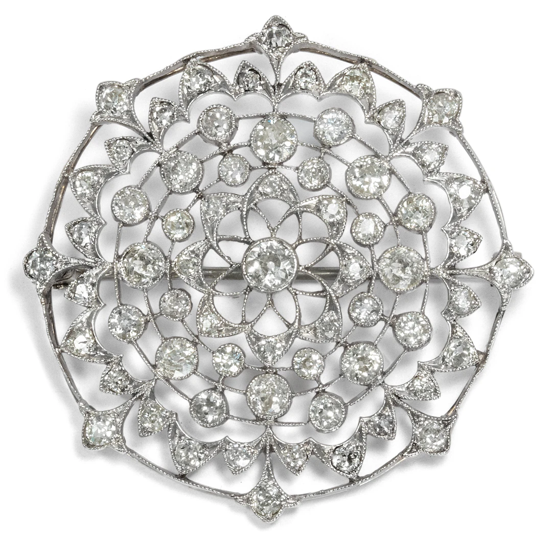Delicate brooch with old European cut diamonds in platinum, around 1910