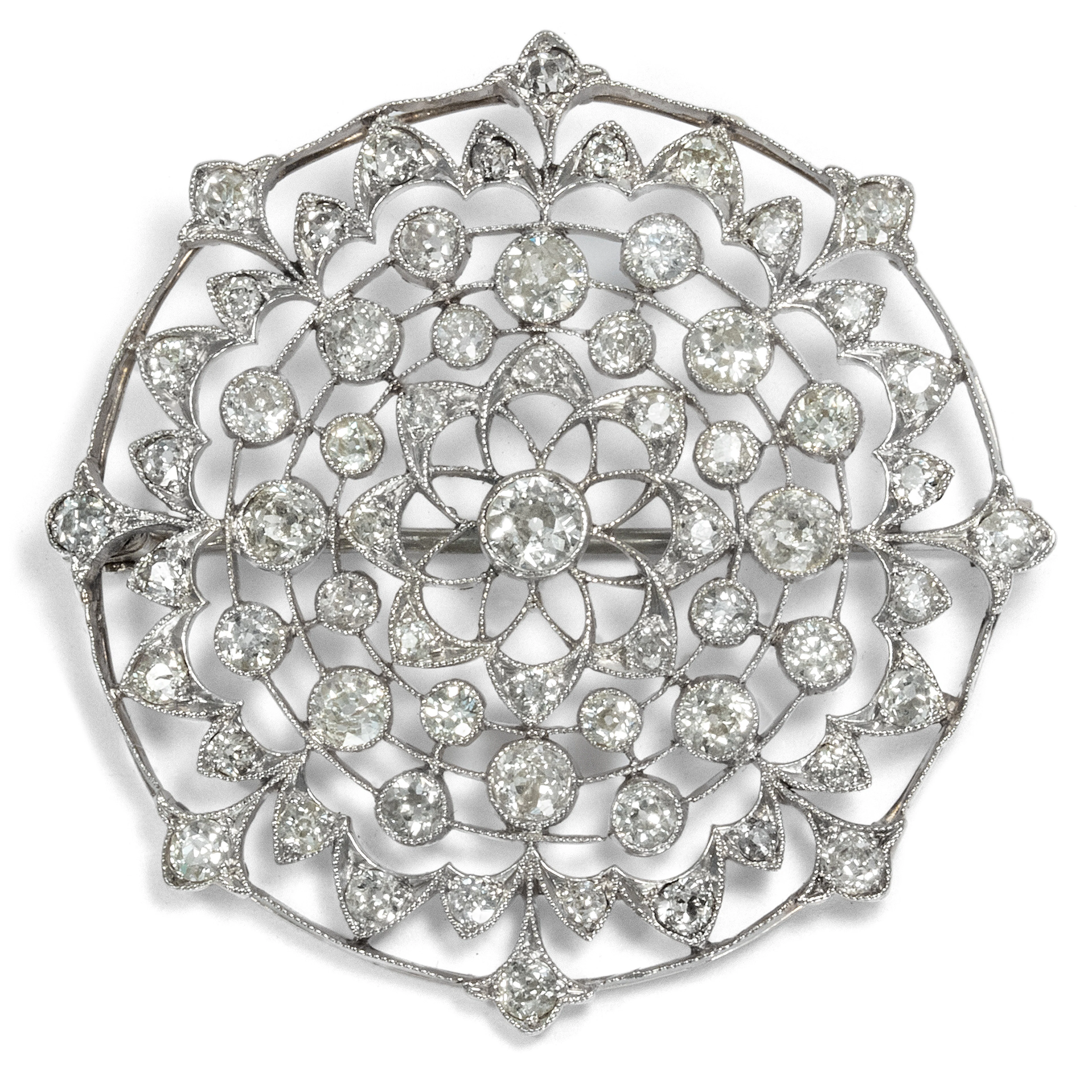 Delicate brooch with old European cut diamonds in platinum, around 1910