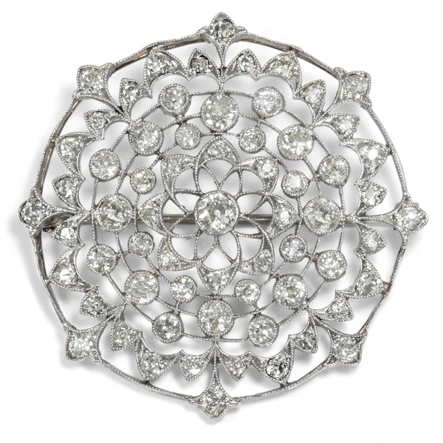 Delicate brooch with old European cut diamonds in platinum, around 1910