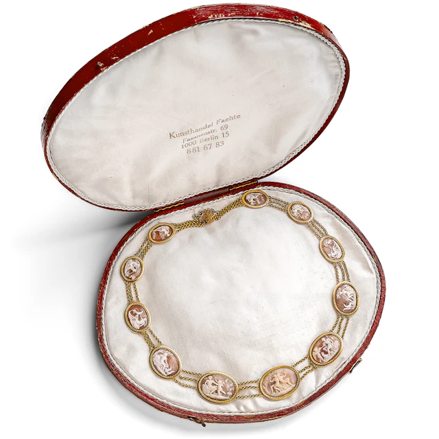 Exquisite Georgian Necklace with Shell Cameos in Gold, c. 1815
