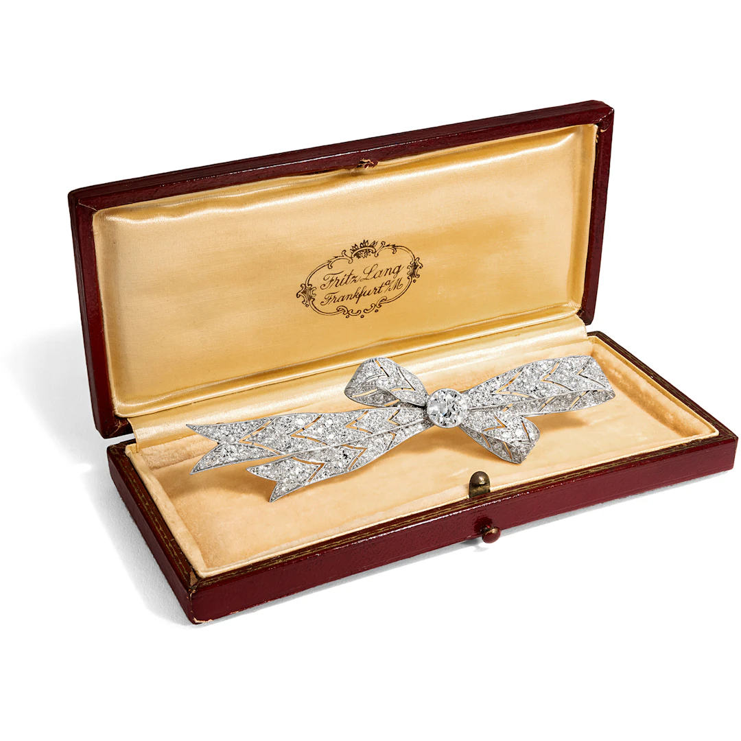 Très Chic • Luxuriöse Schleifenbrosche mit ca. 6,00 ct Diamanten in