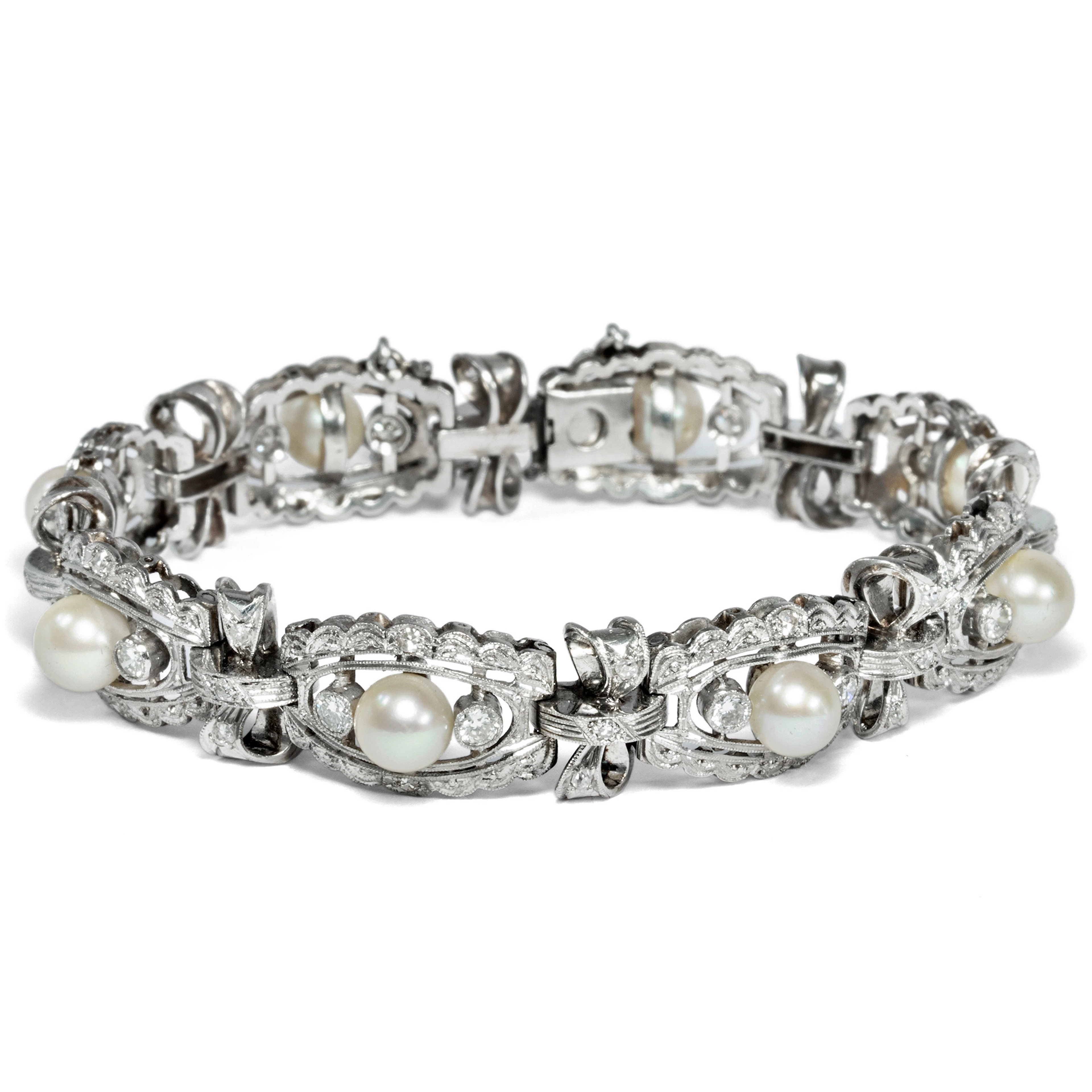 Luxurious art deco bracelet with pearls & diamonds in platinum, around 1930
