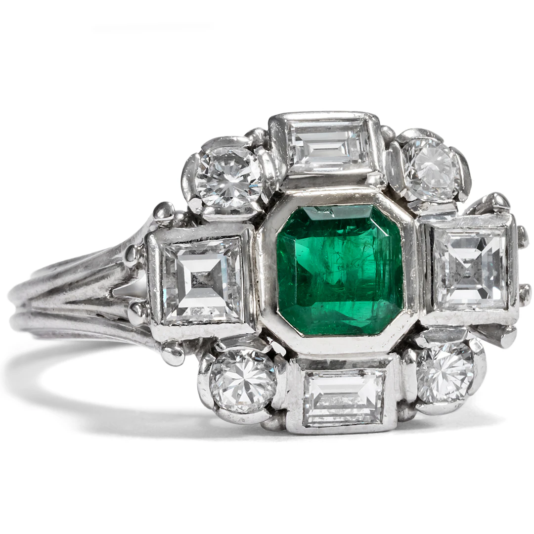 Luxurious Vintage Ring With Emerald & Diamonds in White Gold, c. 1950