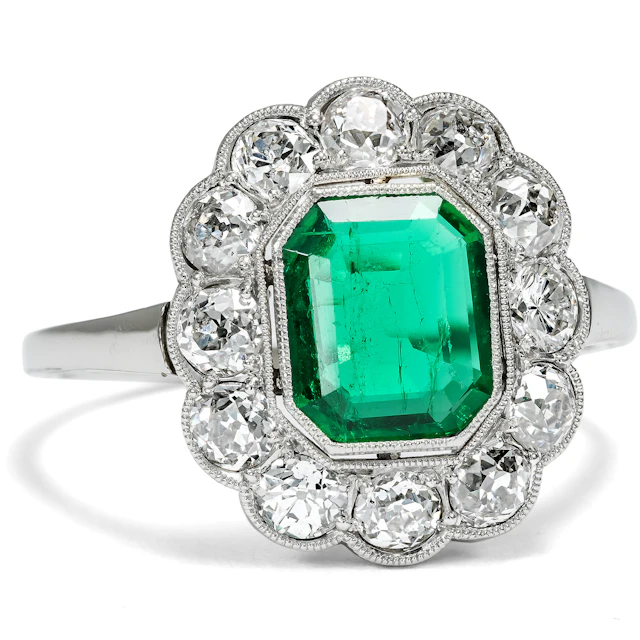 Elegant ring with emerald from Colombia & diamonds, Great Britain circa 1925