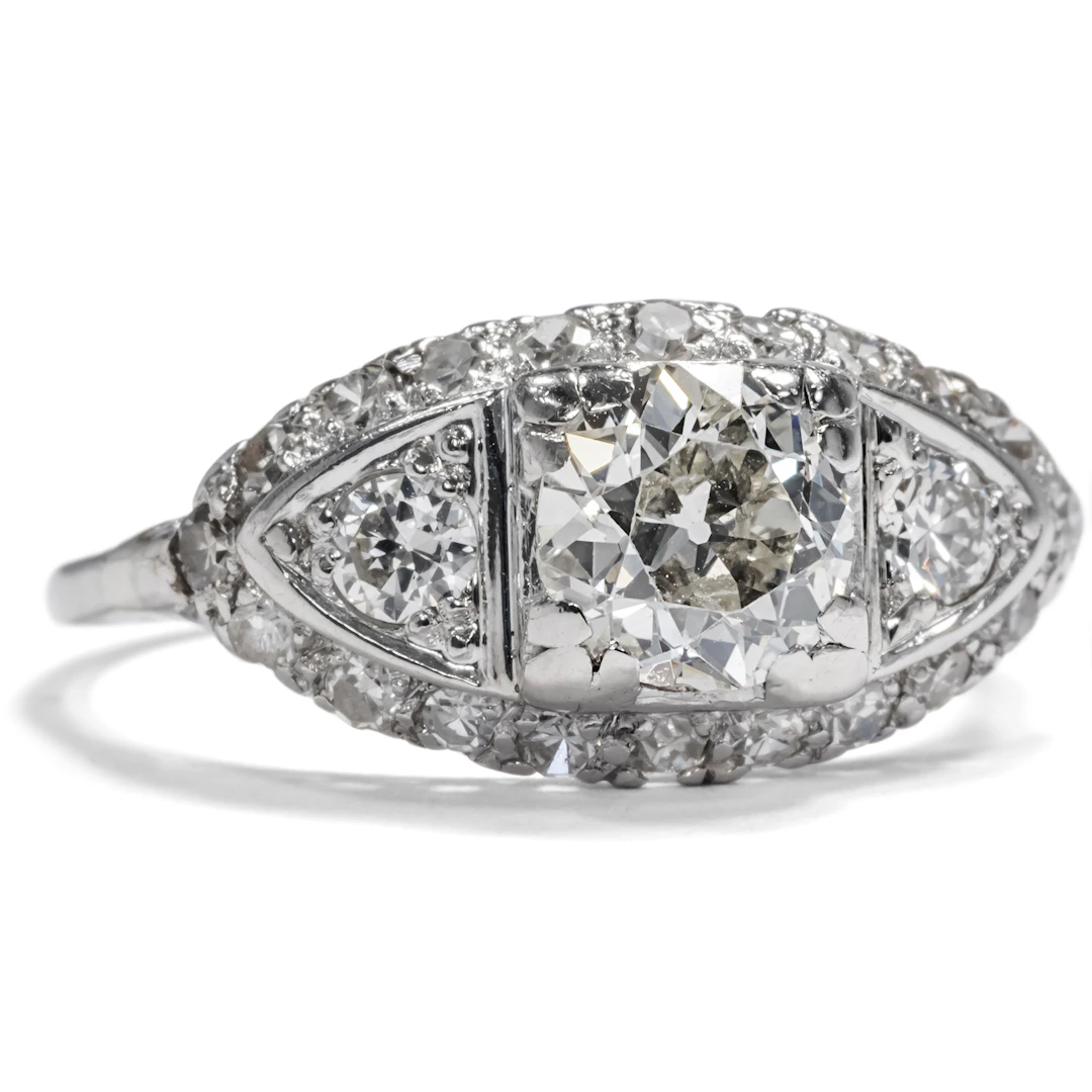 Elegant Art Deco Ring with Diamonds in Platinum, probably USA, circa 1925