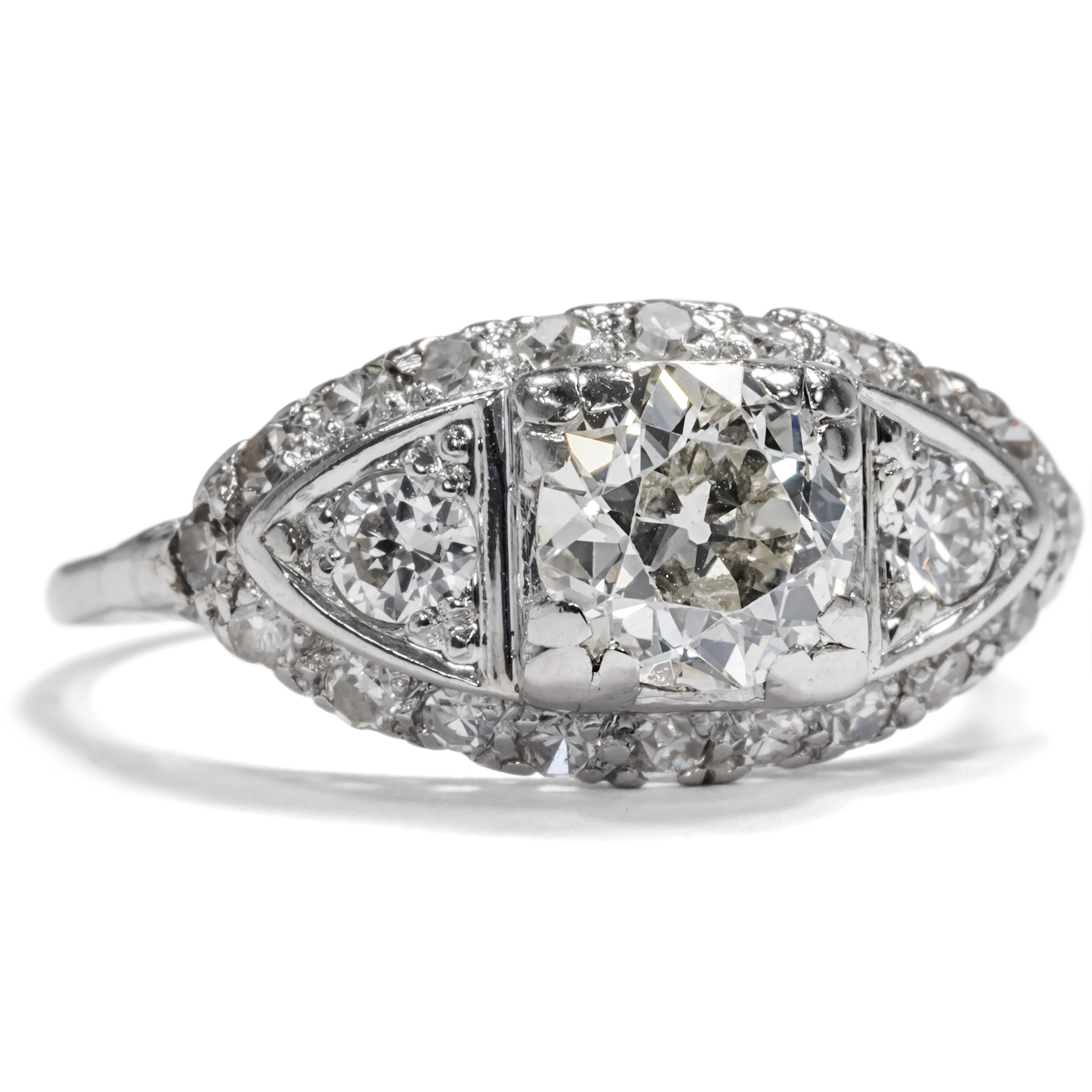 Elegant Art Deco Ring with Diamonds in Platinum, probably USA, circa 1925