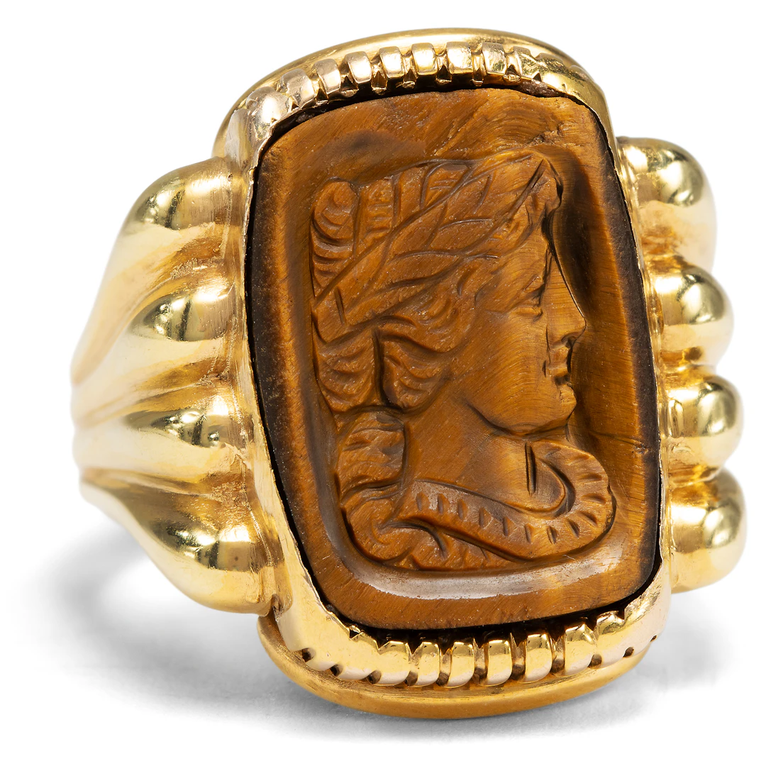 Antique Ring with Cameo of Ceres made of Tiger's Eye in Gold, circa 1935