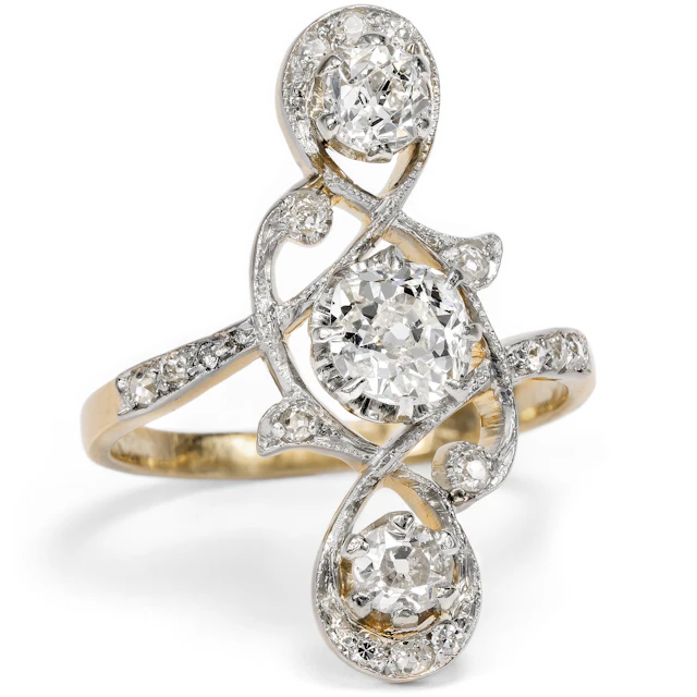 Exquisite Antique Ring with Old-Cut Diamonds in Platinum on Gold