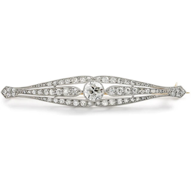 Elegant Brooch with 2.30 ct Old Cut Diamonds In Platinum & Gold, c. 1915
