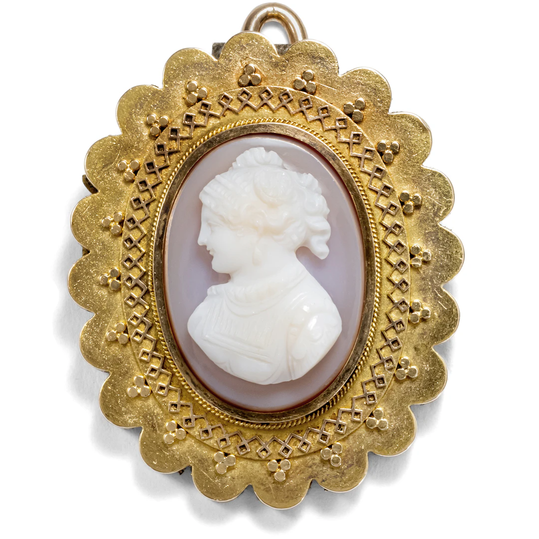Antique Pendant Brooch With Layered Agate Cameo in Gold, Historism c. 1880