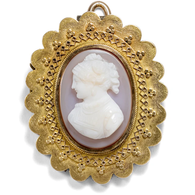 Antique Pendant Brooch With Layered Agate Cameo in Gold, Historism c. 1880