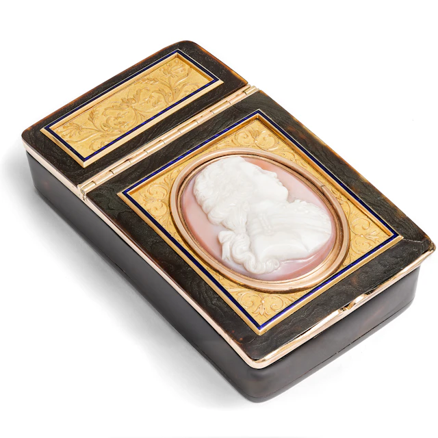 Antique snuff box with agate cameo in gold, circa 1780