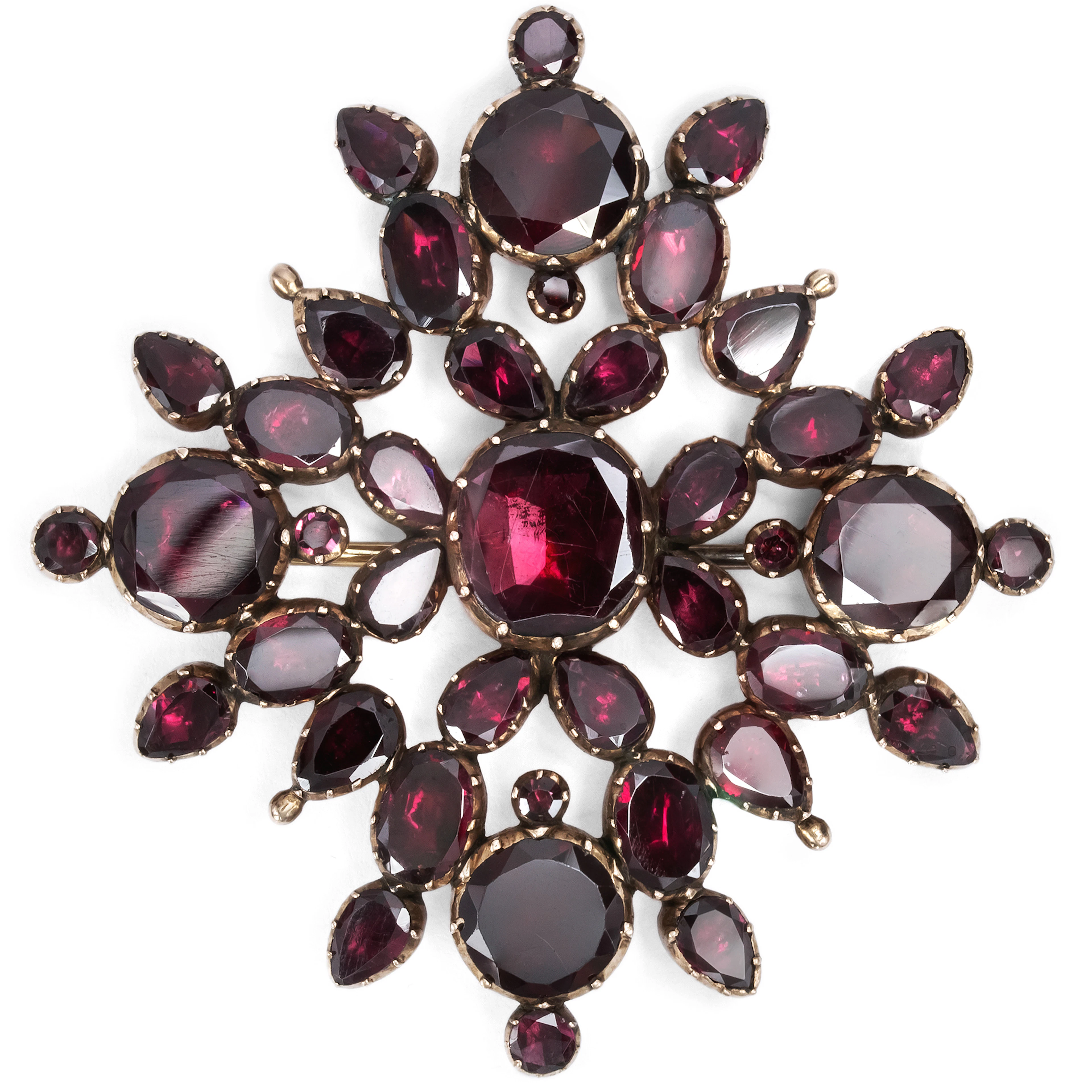 Antique Georgian Foiled Flat Cut Garnet Brooch in Gold, c. 1820