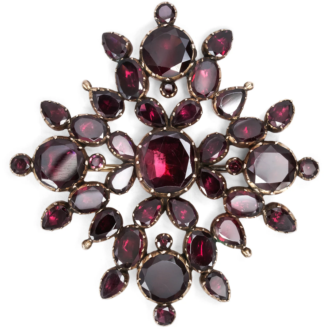 Antique Georgian Foiled Flat Cut Garnet Brooch in Gold, c. 1820