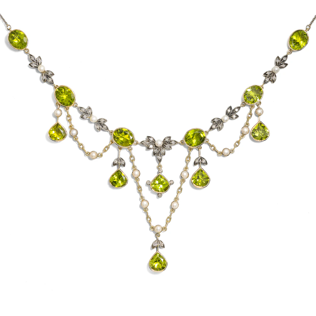 Romantic Vintage Necklace with Peridot and Pearls in a Historic Style