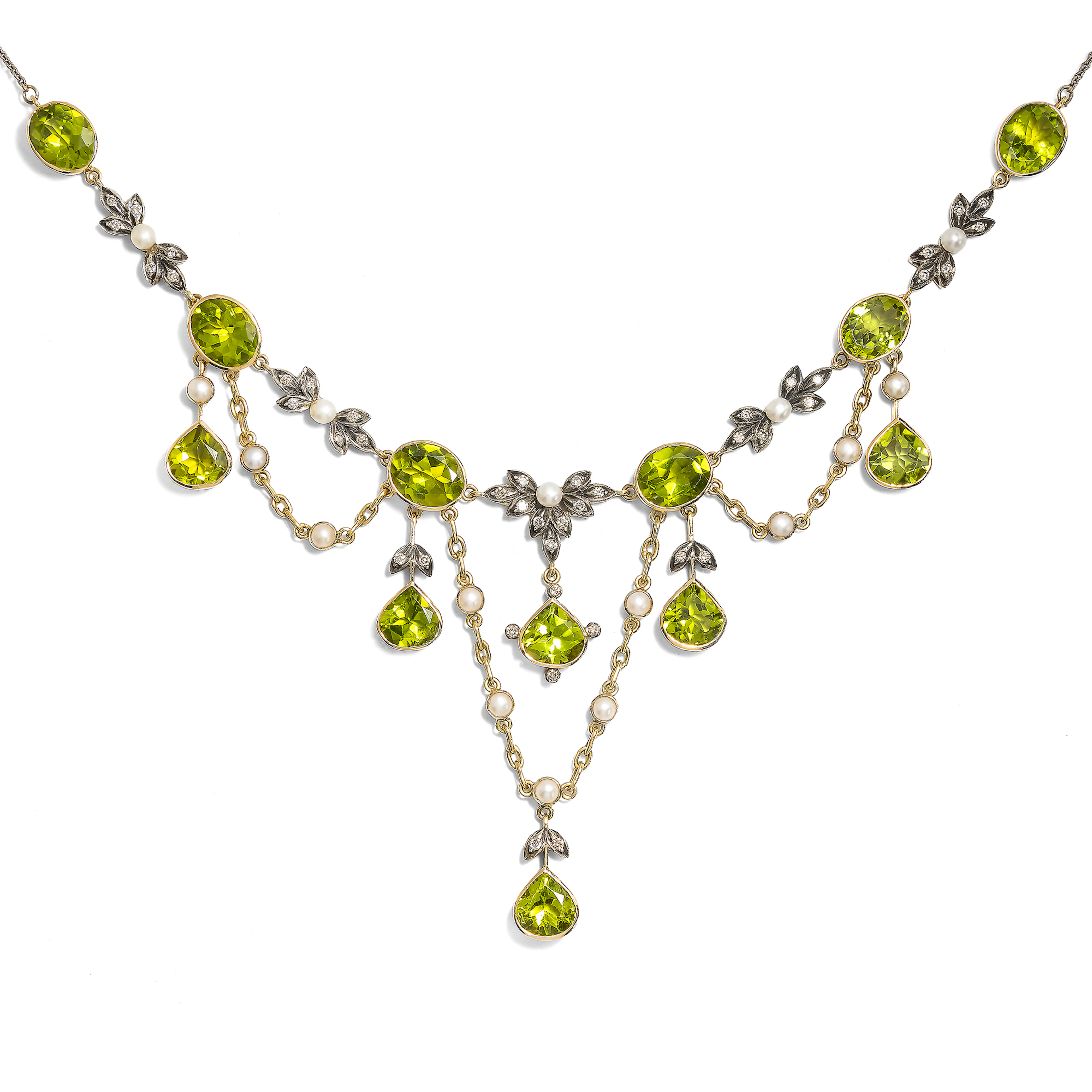 Romantic Vintage Necklace with Peridot and Pearls in a Historic Style