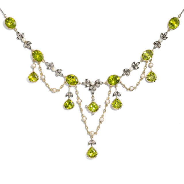 Romantic Vintage Necklace with Peridot and Pearls in a Historic Style