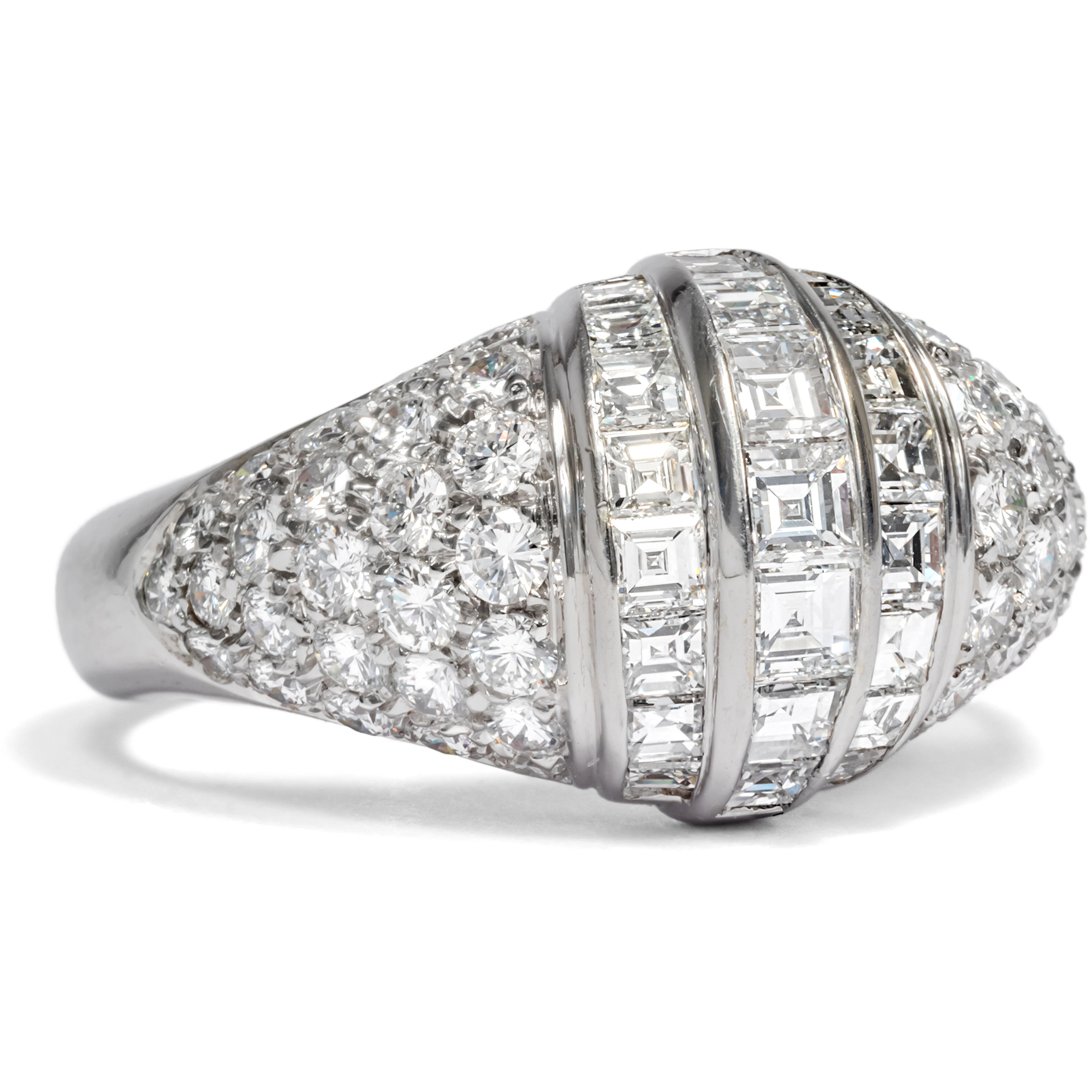 Luxurious White Gold Ring With 3.32 ct Top Wesselton Diamonds, ca. 1985