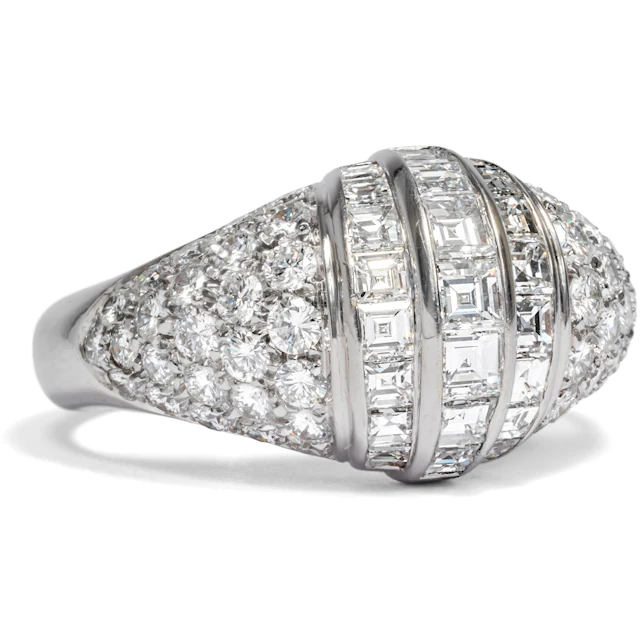 Luxurious White Gold Ring With 3.32 ct Top Wesselton Diamonds, ca. 1985
