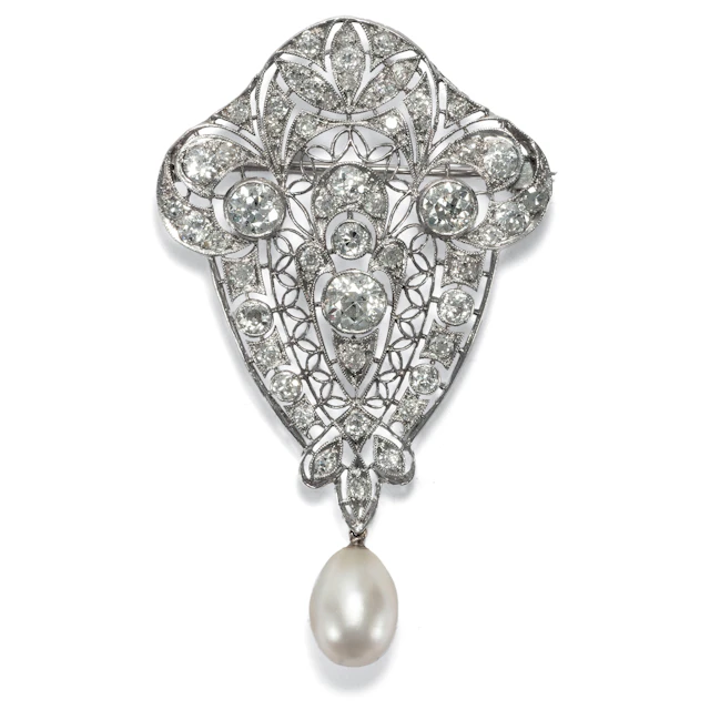 Wonderful platinum brooch with natural pearl & diamonds, around 1910