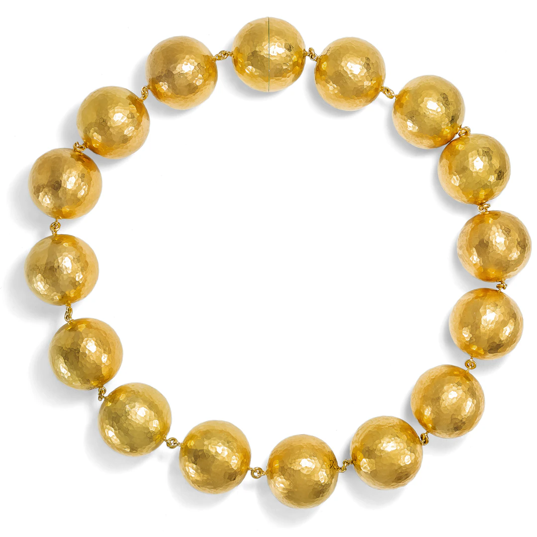 In goldenen Sphären • Einzigartiges Collier aus gehämmerten Goldkugeln