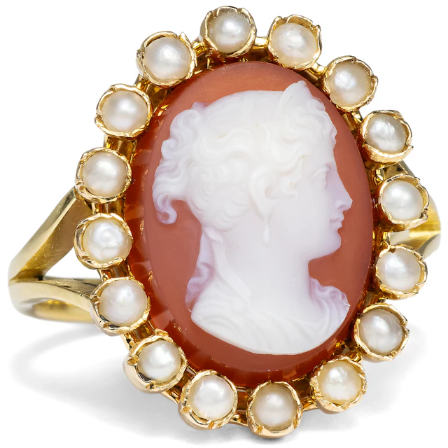 Elegant Gold Ring with a Cameo in Hardstone, Circa 1870 & later