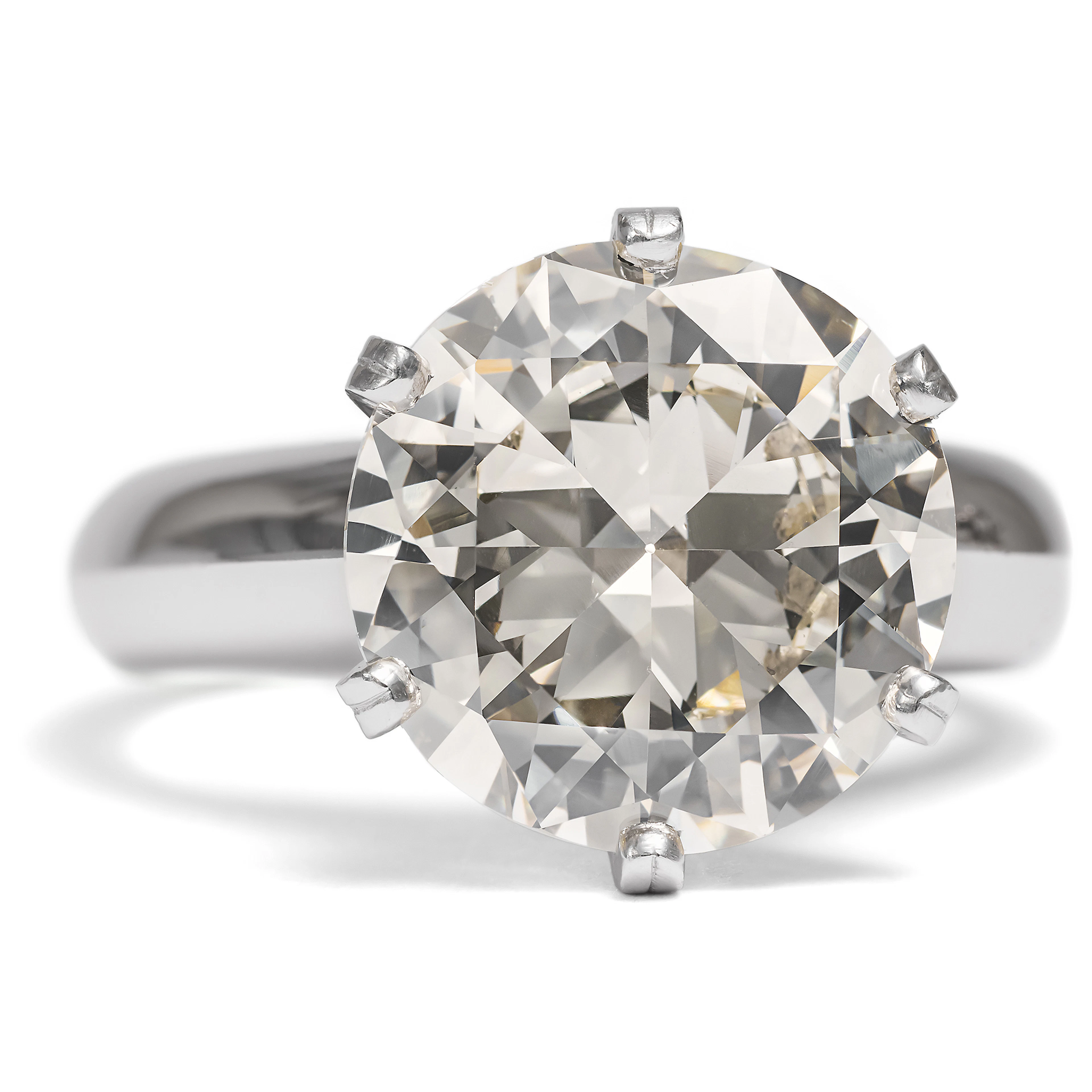 Contemporary Platinum Ring with 6.75 ct Vintage Brilliant, c. 1960 & later