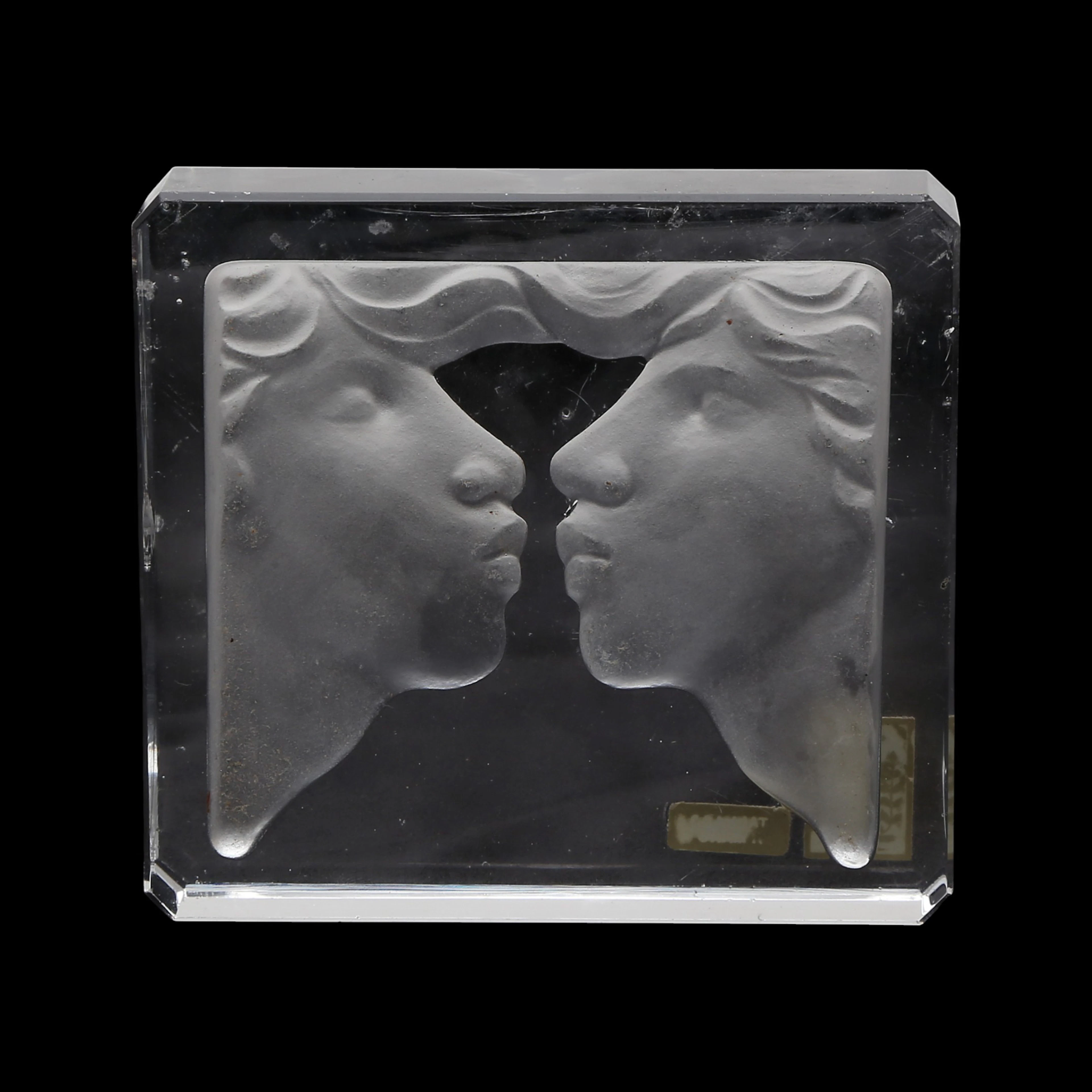 “The kiss”, moulded and partially frosted glass sculpture, 20th Century.