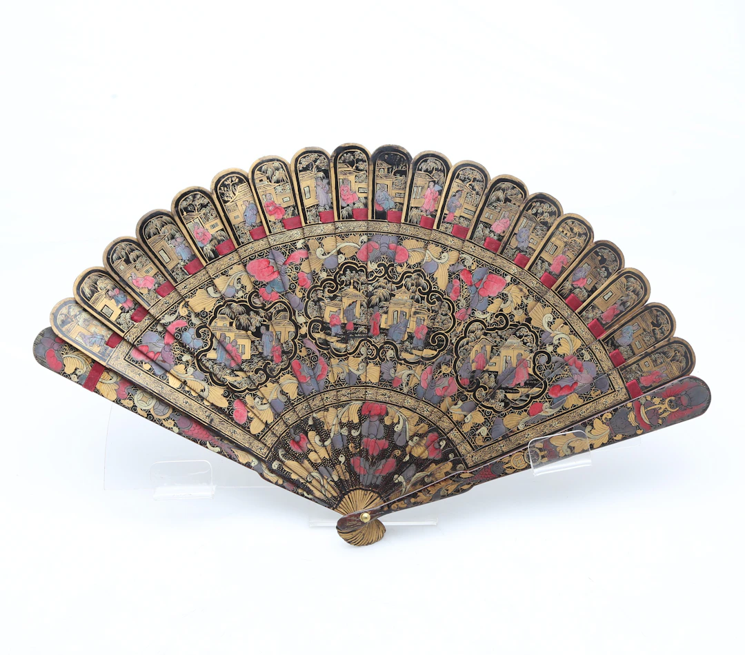Chinese folding fan with lacquered and gilt sticks, 19th Century.