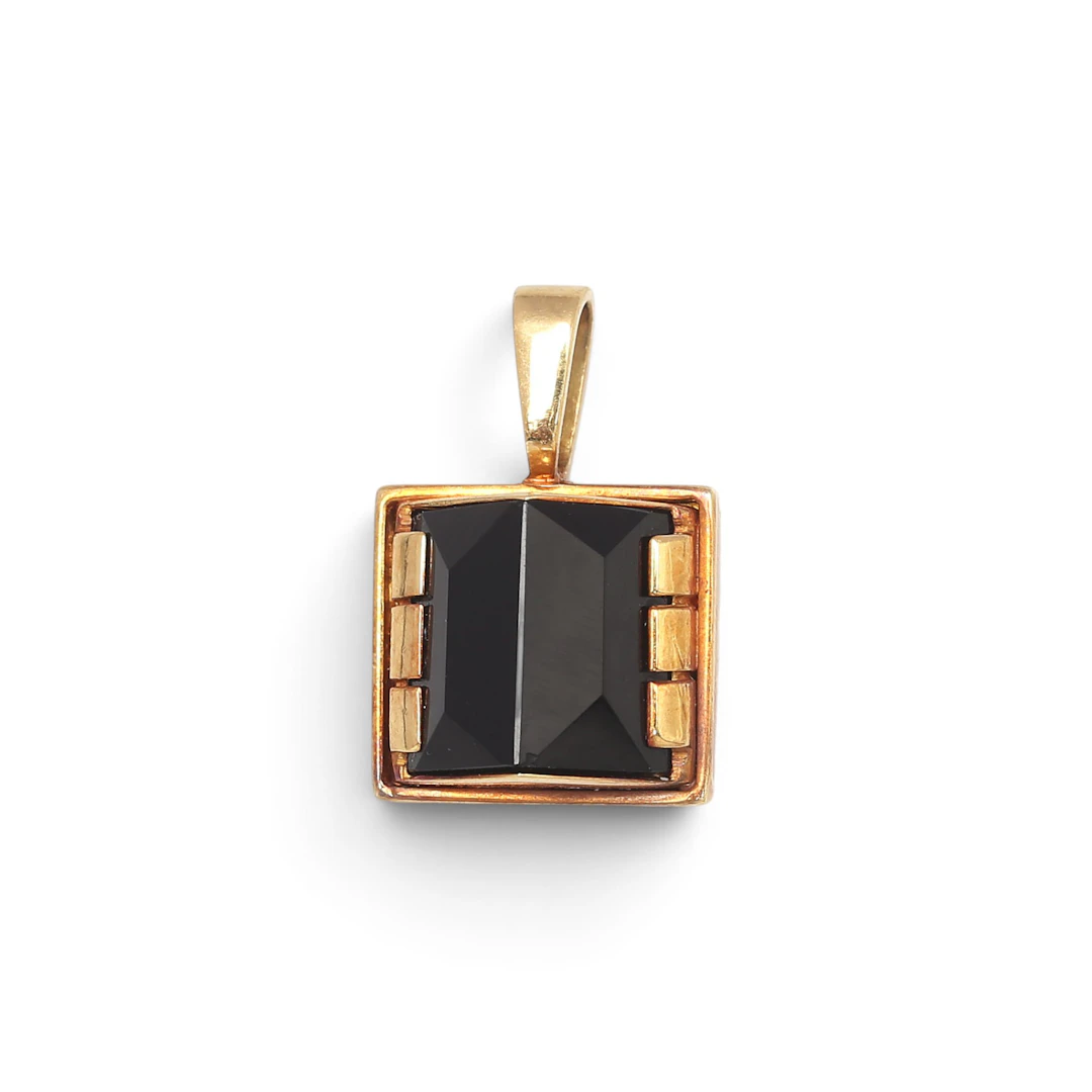 PUIG DORIA. Gold and onyx pendant.