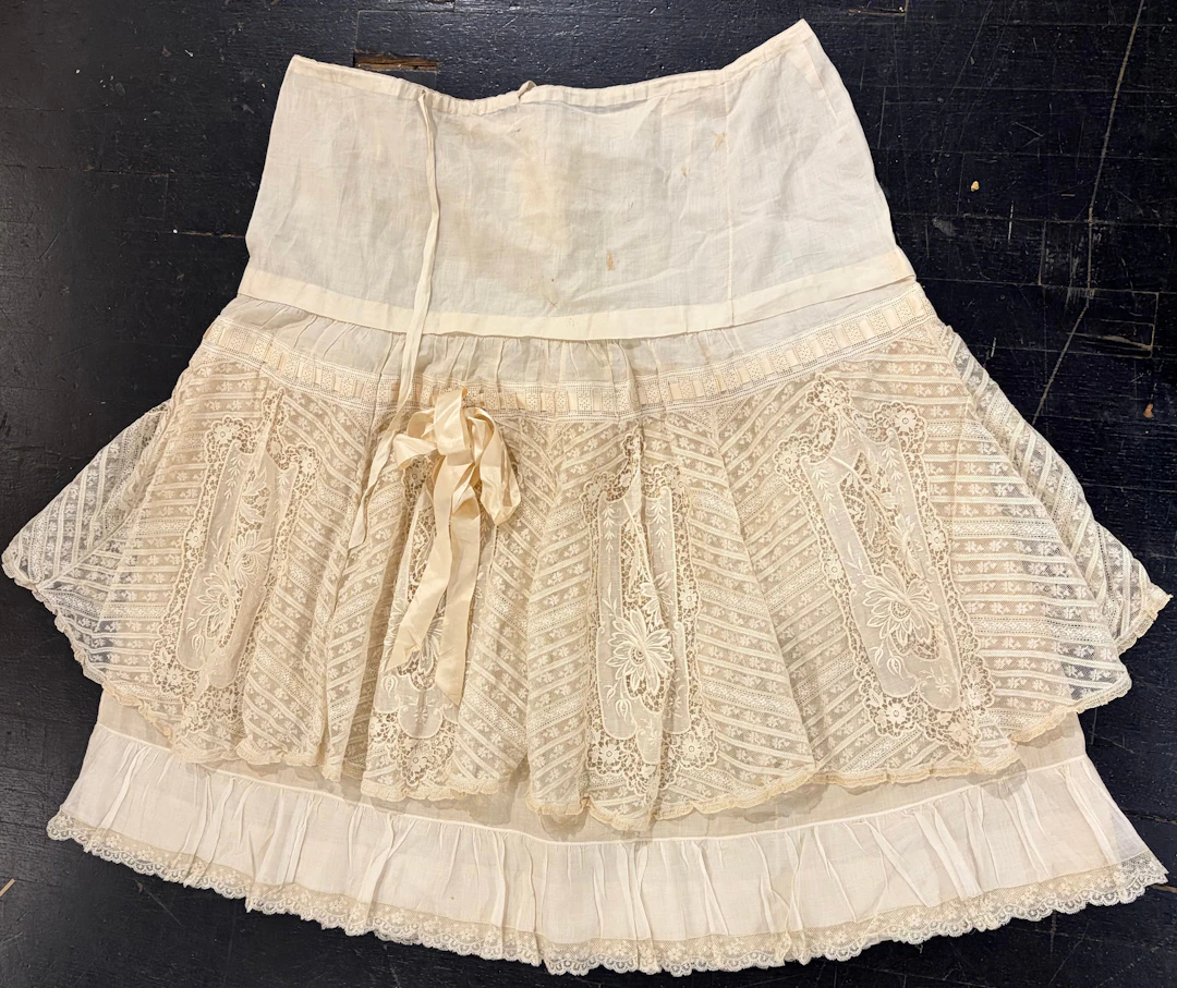 PEtticoat in embroidered cotton thread with bobbin lace, late 19th Century.