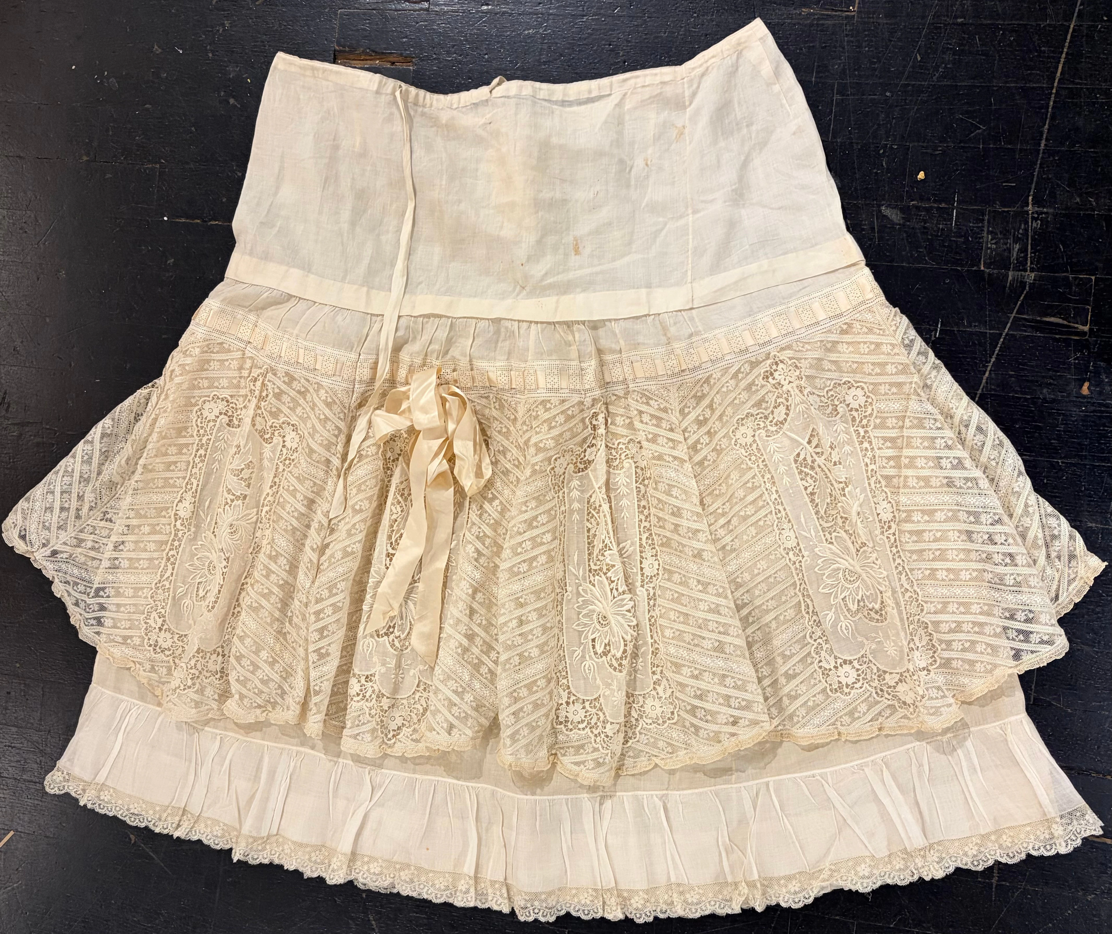 PEtticoat in embroidered cotton thread with bobbin lace, late 19th Century.