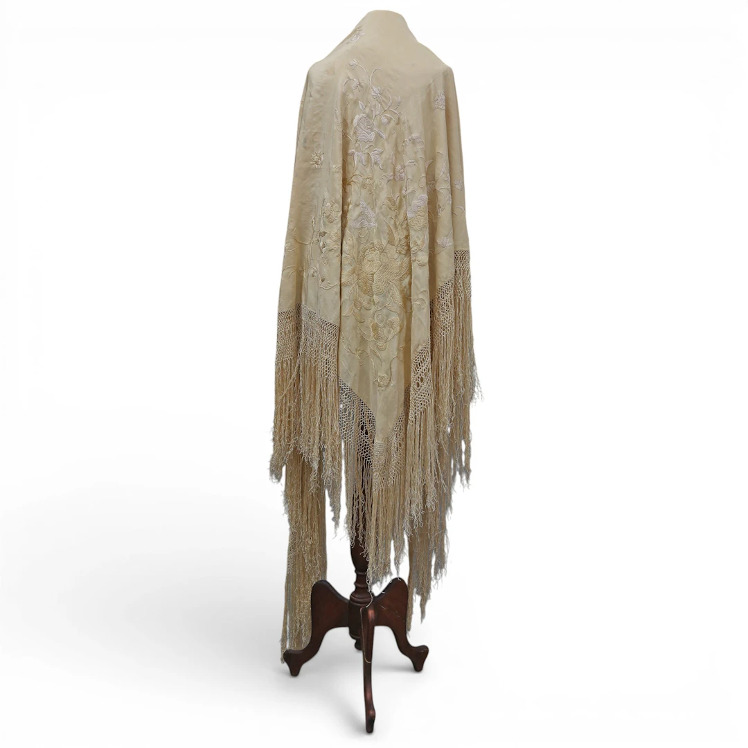 Manila shawl in cream-coloured embroidered silk, second third of the