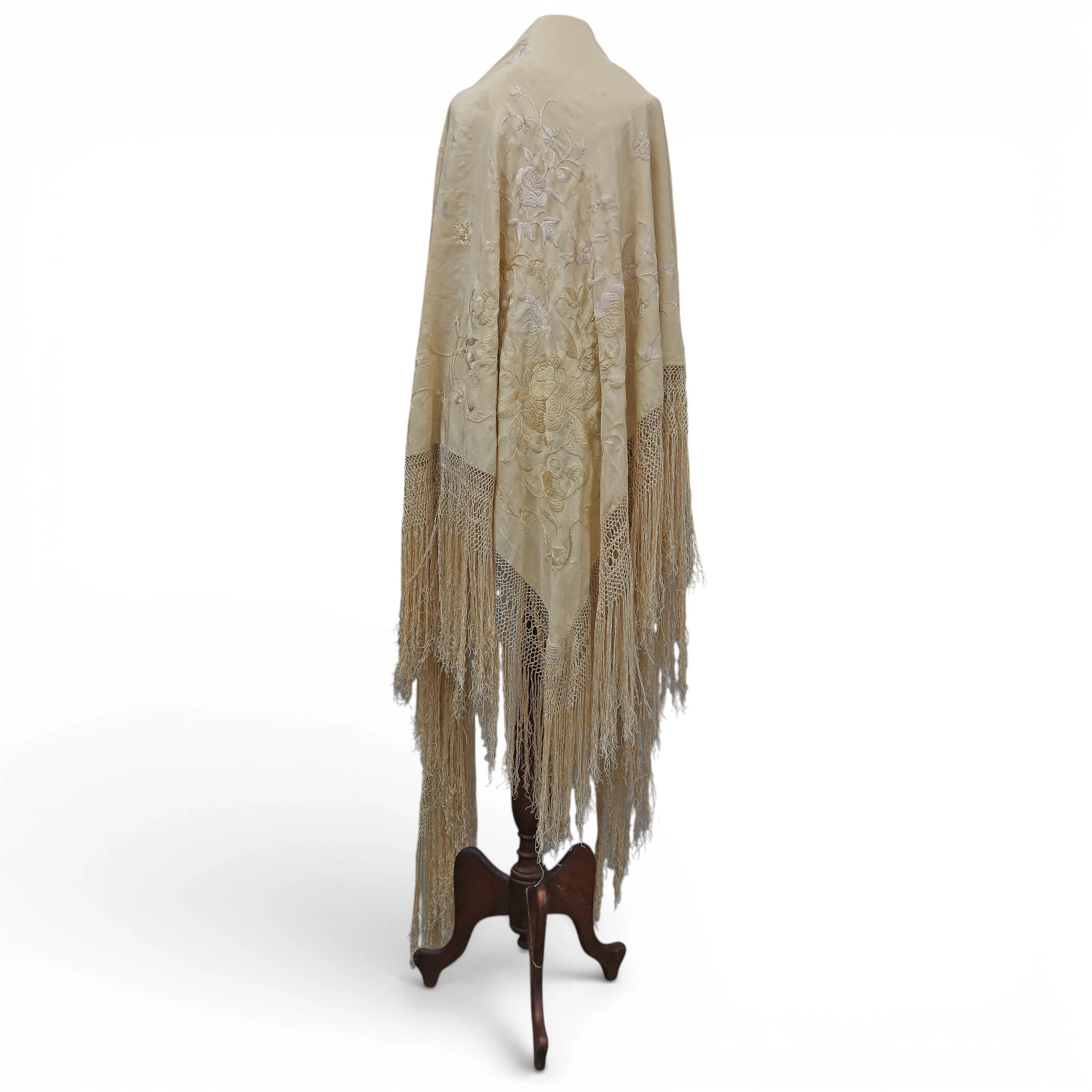 Manila shawl in cream-coloured embroidered silk, second third of the