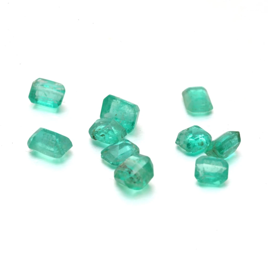 Set of 10 unmounted emeralds with certificate.