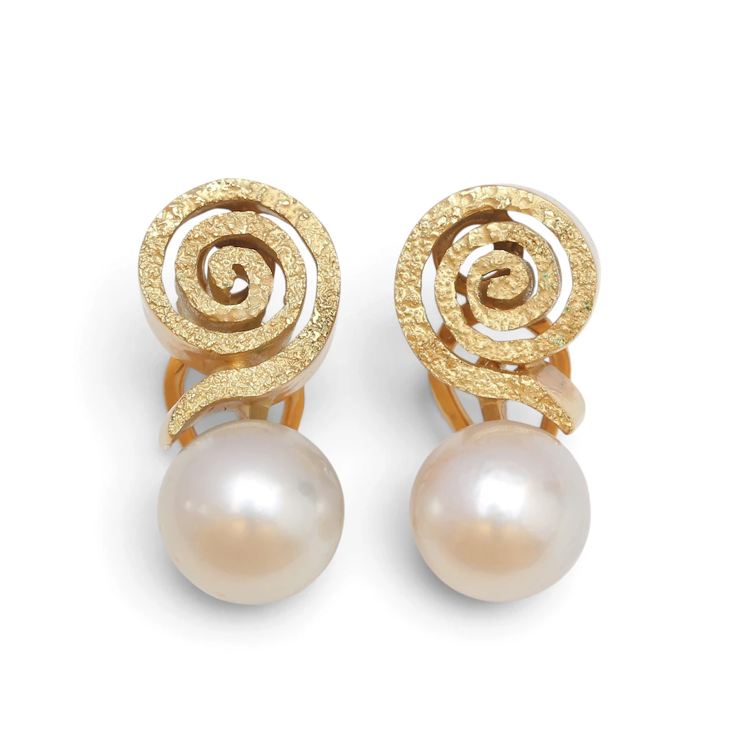 Textred gold and pearls earrings.