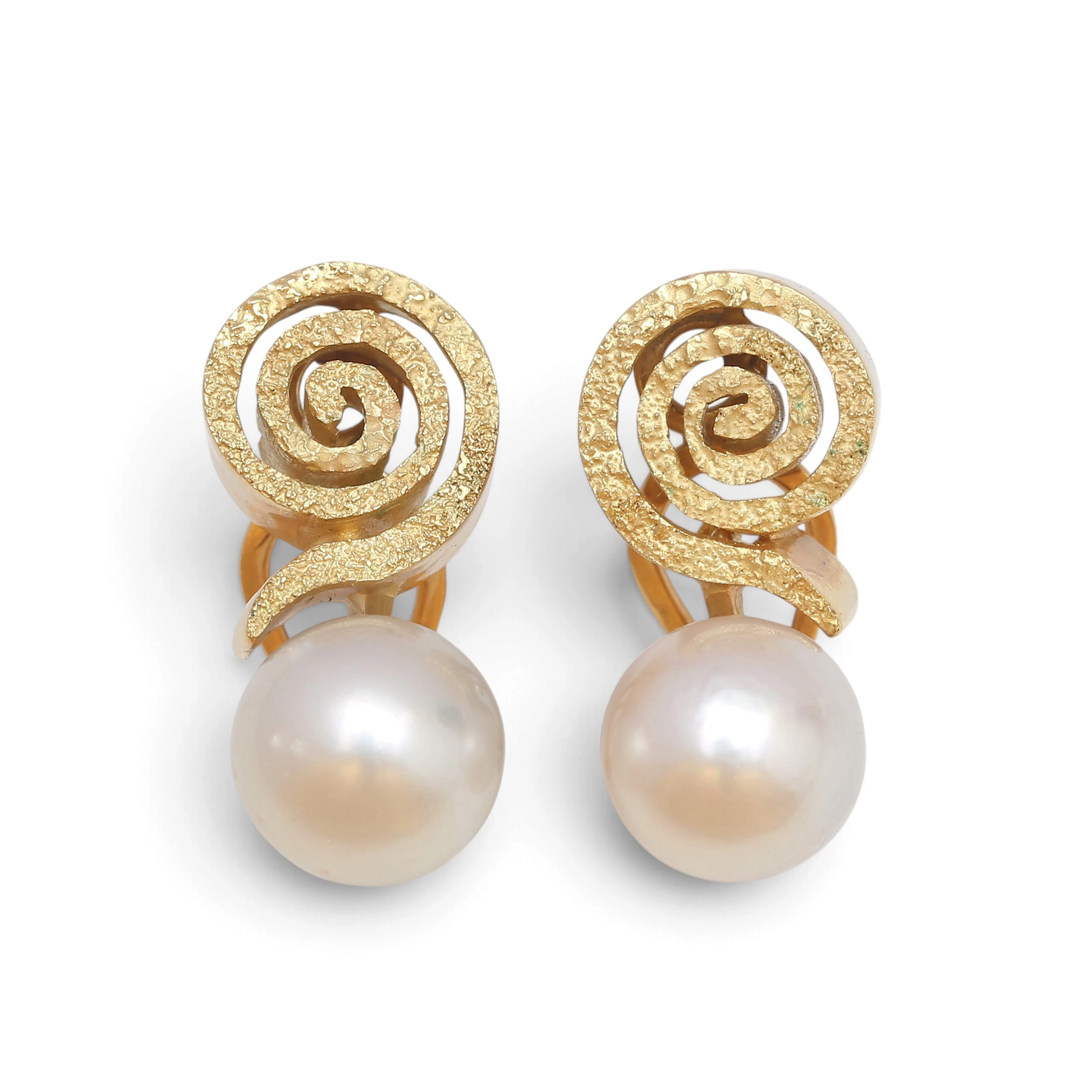 Textred gold and pearls earrings.